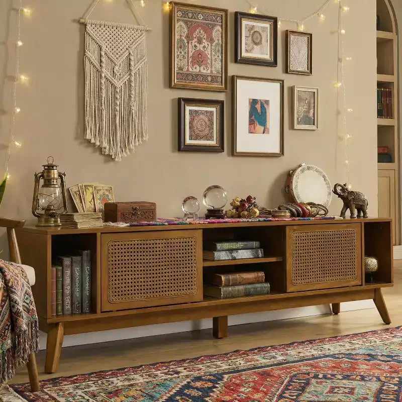 Mobile porta TV Mid-Century Modern da 67,9 pollici, adatto per TV fino a 75 pollici, gambe in legno massiccio con pannelli delle ante in rattan intrecciato, noce chiaro