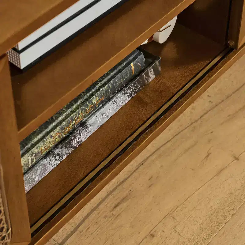 Mobile porta TV Mid-Century Modern da 67,9 pollici, adatto per TV fino a 75 pollici, gambe in legno massiccio con pannelli delle ante in rattan intrecciato, noce chiaro