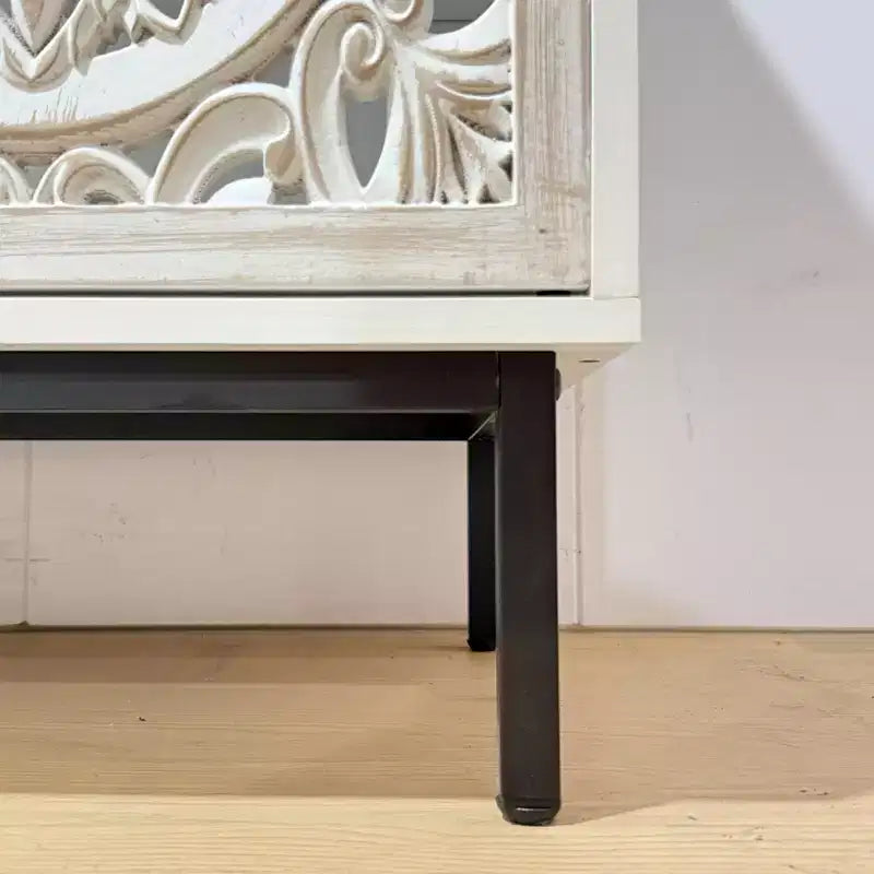 Mobile TV moderno di metà secolo, con intaglio a traforo, da 148,8 cm, con 2 ante e 2 ripiani