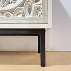 Mobile TV moderno di metà secolo, con intaglio a traforo, da 148,8 cm, con 2 ante e 2 ripiani