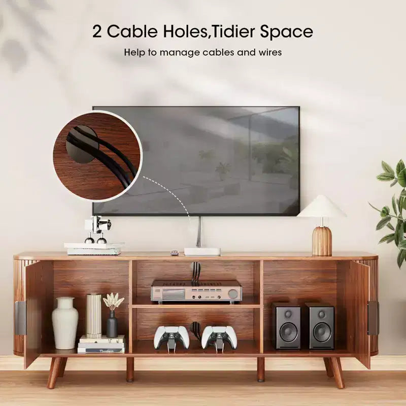 Mobile porta TV in noce per TV fino a 65 pollici, console TV di metà secolo con ante a doghe, ampi ripiani portaoggetti, supporto multimediale moderno in legno