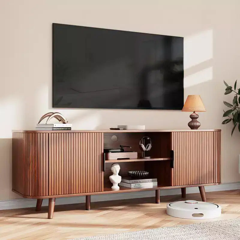 Mobile porta TV in noce per TV fino a 65 pollici, console TV di metà secolo con ante a doghe, ampi ripiani portaoggetti, supporto multimediale moderno in legno