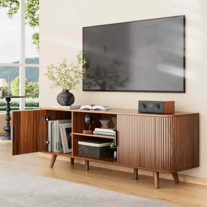 Mobile porta TV in noce per TV fino a 65 pollici, console TV di metà secolo con ante a doghe, ampi ripiani portaoggetti, supporto multimediale moderno in legno