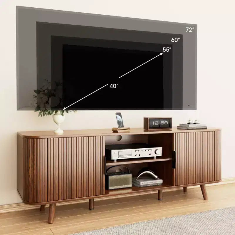 Mobile porta TV in noce per TV fino a 65 pollici, console TV di metà secolo con ante a doghe, ampi ripiani portaoggetti, supporto multimediale moderno in legno