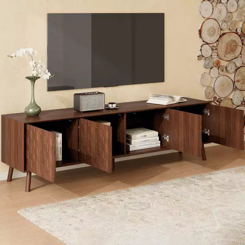 Mobile TV moderno con gambe in legno massello e ante con motivo quadrato testurizzato