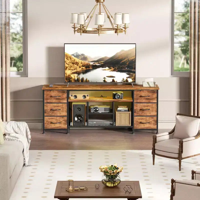 Mobile TV 140 cm Marrone con Comodino, Stazione di Ricarica, Luci a LED, 6 Cassetti in Tessuto, Centro di Intrattenimento per TV fino a 152 cm, Portaoggetti per Camera da Letto