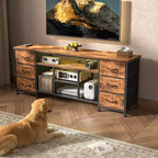 Mobile TV 140 cm Marrone con Comodino, Stazione di Ricarica, Luci a LED, 6 Cassetti in Tessuto, Centro di Intrattenimento per TV fino a 152 cm, Portaoggetti per Camera da Letto